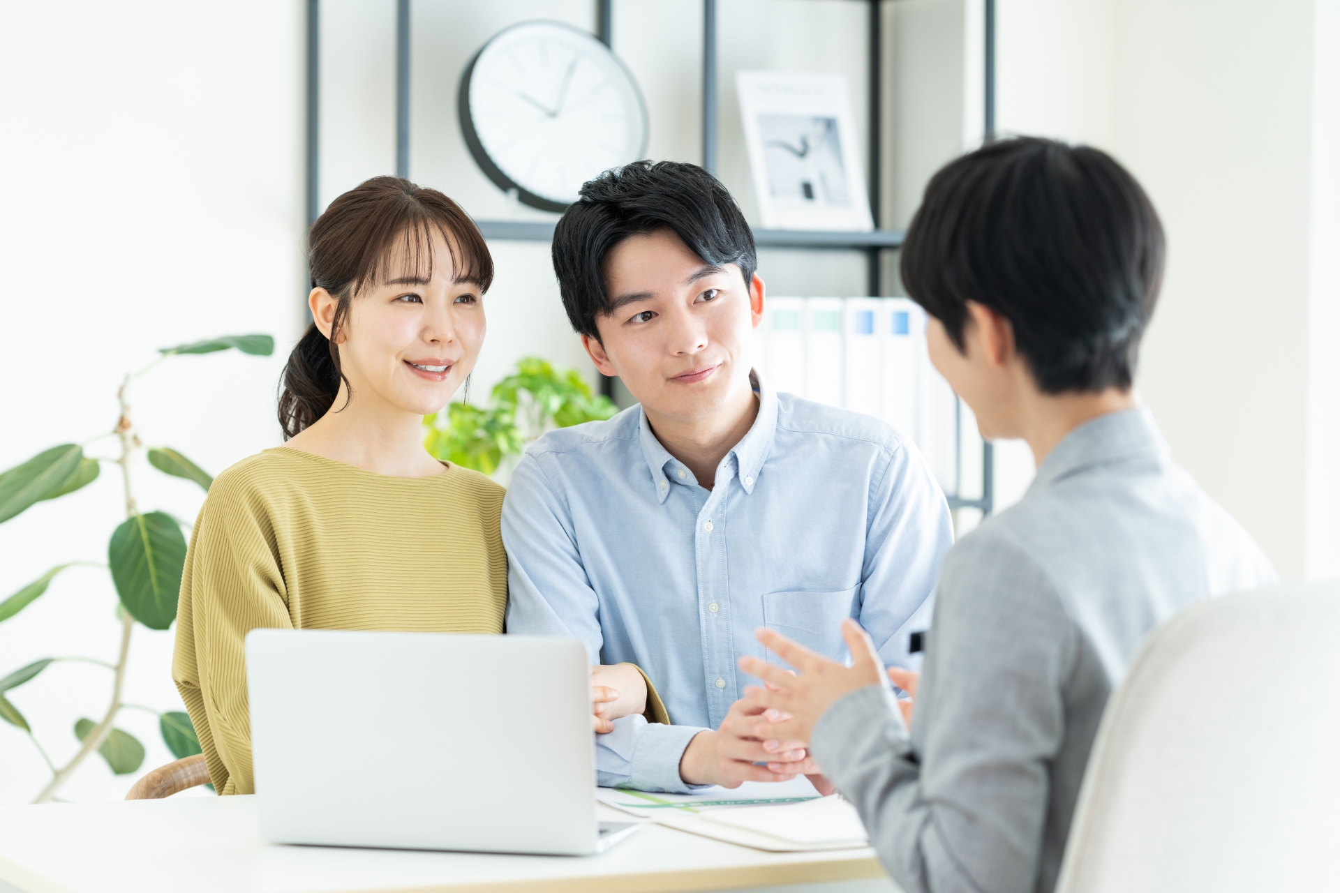 相続について悩む家族
